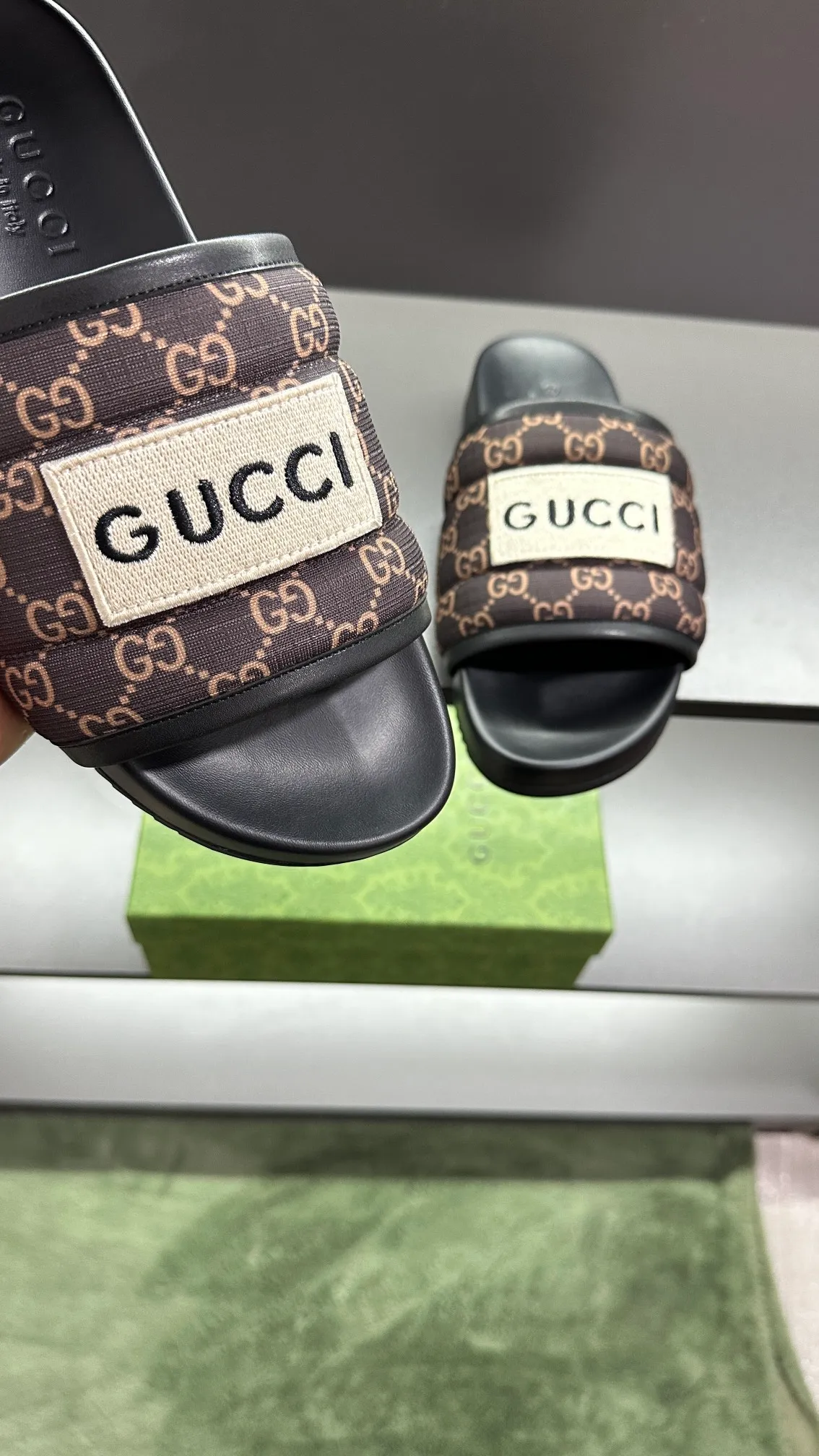 [G Family Couple Style] P: 300💰Female size 36~40 Men's size 39~45, (46. Custom-made Unisex GG slippers This slipper is made of GG polyester fiber and is decorated with a Gucci label on the front, adding a striking logo feel to the style. Beige GG recycled polyester fiber Unisex leather trim "Gucci Made in Italy" embroidered label Rubber sole Flat Made in Italy